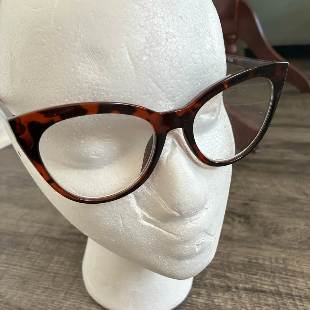 Betsey Johnson +1.50 Brown Tortoise Cat Eye Reading Glasses Readers Retro
